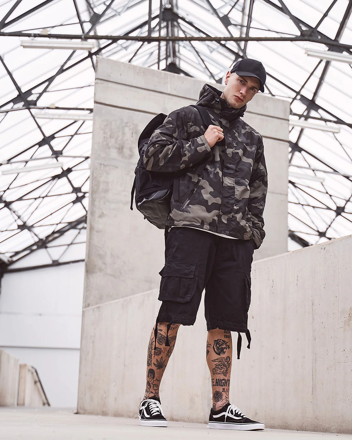 Frontzip tuulitakki - Tumma Camo - Image 2
